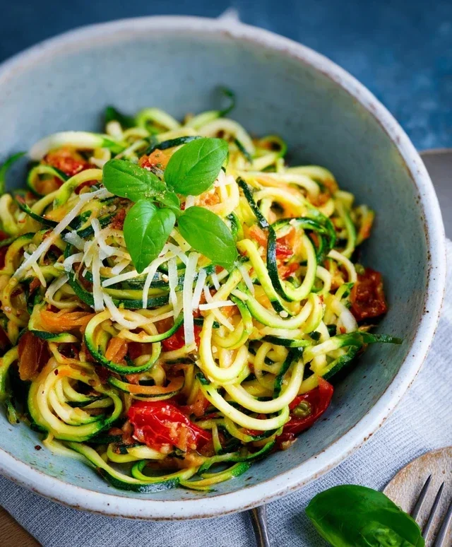 Zucchini-Spaghetti in cremiger Sauce– Zoodles